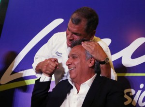 Lenín Moreno (izquierda) se impone con el 40% de los votos, según sondeo