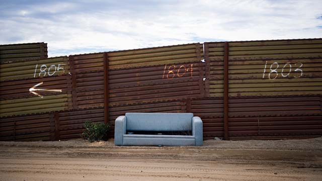 Un sofá abandonado cerca de la frontera entre México y EE.UU. en Tecate.