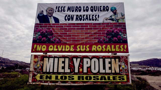 Publicidad de una granja en la frontera en la localidad mexicana de Tecate.
