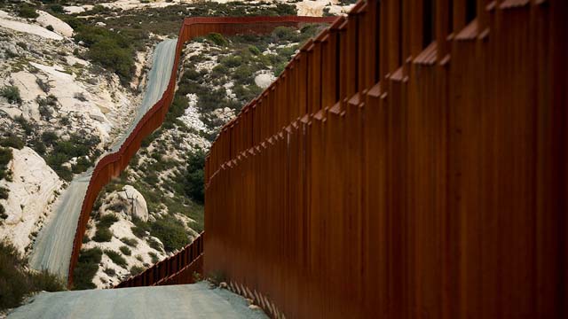 Sección de la frontera entre Tecate (México) y las tierras de California (EE.UU.) fotografiada en febrero de 2017 desde el sur.