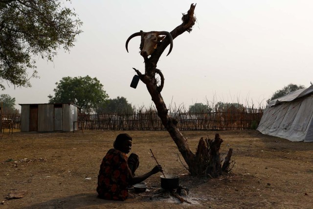 A woman cooks a meal in the town of Pibor, Boma state, east of South Sudan, February 2, 2017. Picture taken February 2, 2017. REUTERS/Siegfried Modola