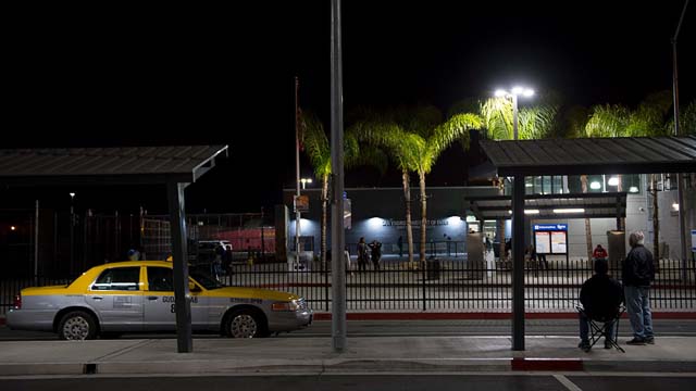 Taxistas aguardan junto al puesto fronterizo de San Ysidro desde el lado mexicano.