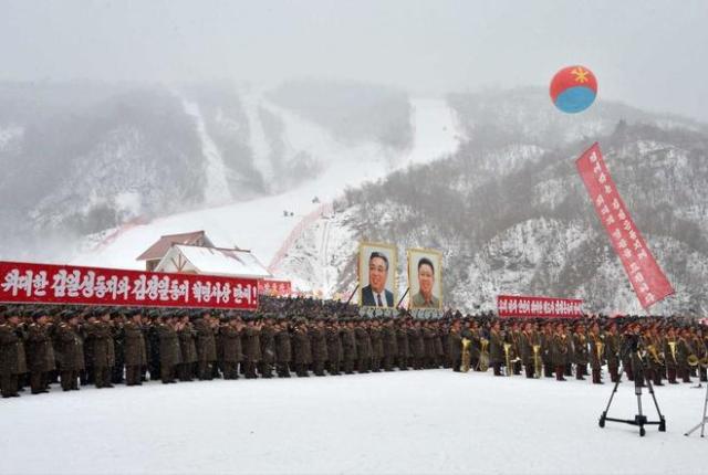 Militares norcoreanos forman con fotos de la dinastía Kim en la estación de esquí de Masikryong (provincia de Kangwon). KYODO NEWS / GETTY IMAGES