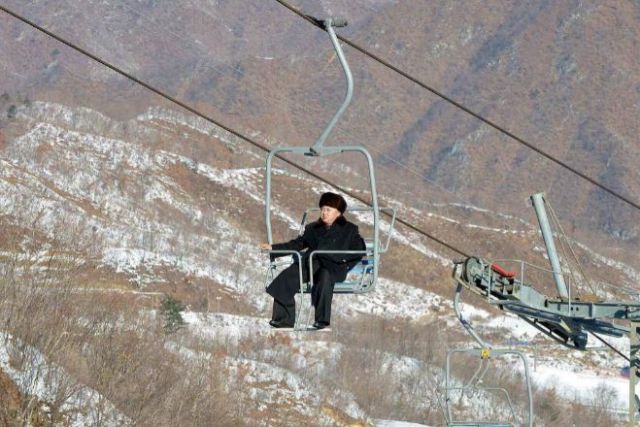 El líder norcoreano, Kim Jong-un, inspecciona en telesilla una nueva pista de esquí en Masikryong. EFE / RODONG SINMUN / YONHAP 