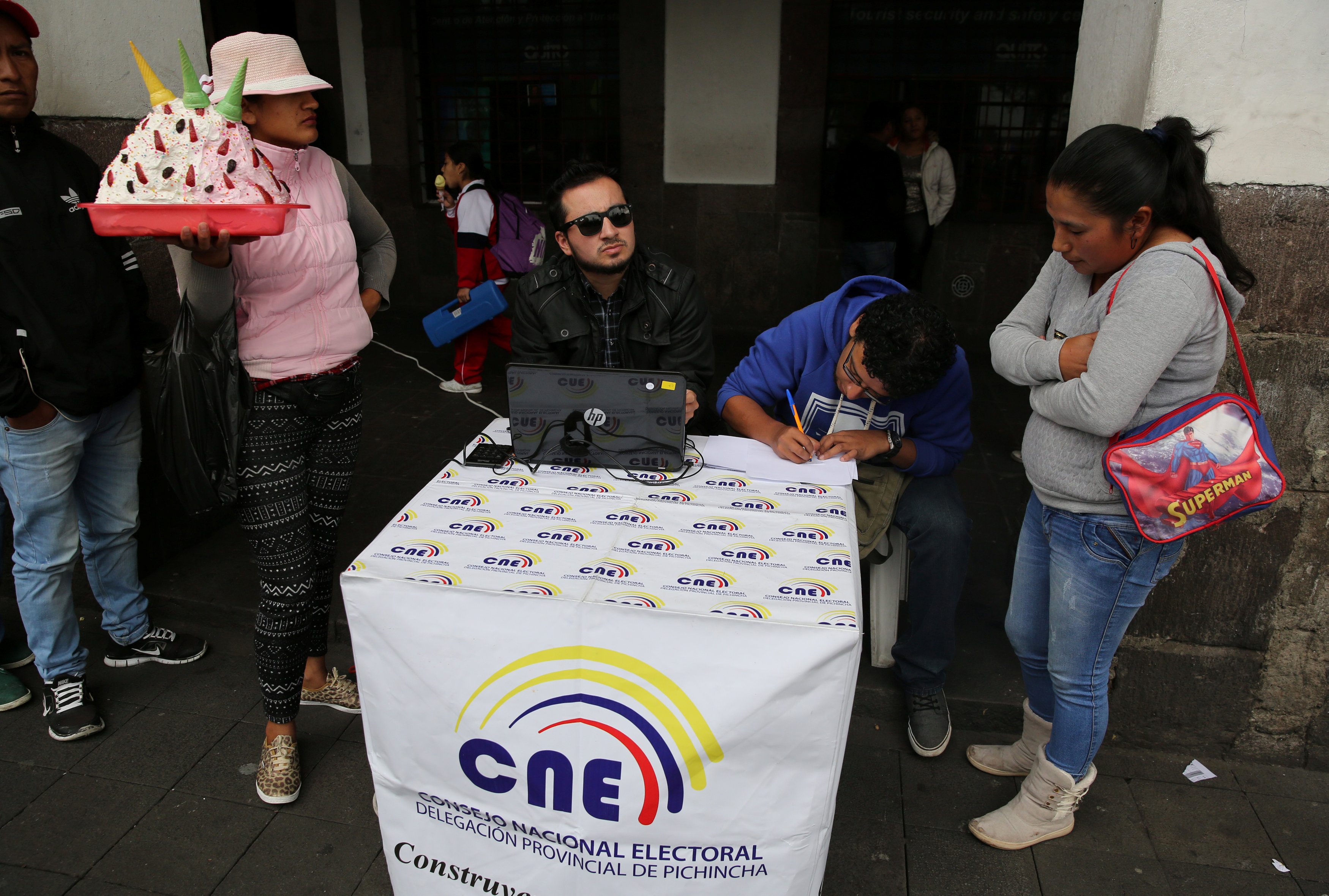 Escrutinio presidencial en Ecuador avanza lento; Balotaje es casi seguro