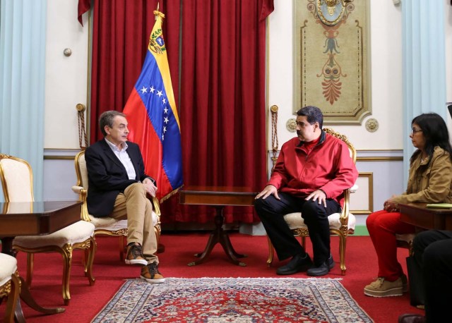 Venezuela's President Nicolas Maduro (C) meets with former Spanish prime minister Jose Luis Rodriguez Zapatero (L) at Miraflores Palace, next to Venezuela's Foreign Minister Delcy Rodriguez, in Caracas, Venezuela February 20, 2017. Miraflores Palace/Handout via REUTERS ATTENTION EDITORS - THIS PICTURE WAS PROVIDED BY A THIRD PARTY. EDITORIAL USE ONLY.