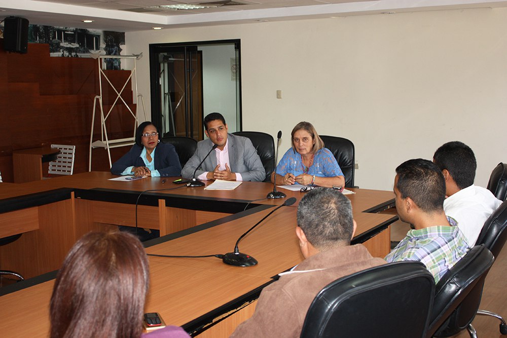 Olivares llevará a Fiscalía y Ministerio denuncias de trabajadores del sector salud