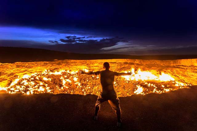 Pozo de Darvaza,Turkmenistán El pozo de Darvaza es también conocido como "La puerta al Infierno", ya que cuando cae la noche, los visitantes se acercan a ver las llamas arder bajo el cielo. El pozo es un cráter de gas natural que se formó en 1971 en un accidente cuando unos geólogos rusos realizaban una prospección de gas.