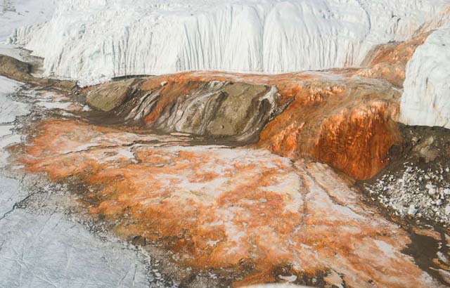 Cataratas de Sangre, Antártida Descubiertas en 1911, las cataratas de sangre reciben su nombre del agua rojiza que emana del glaciar Taylor en Victoria Land, en el este de la Antártida. La coloración se debe a la gran concentración de óxido de hierro en el agua.