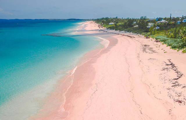 Pink Sand Beach, Isla Harbour, Bahamas La Pink Sand Beach, en la Isla Harbour, obtiene su color único de microscópicos insectos coralinos llamados Foraminifera. La playa también es conocida por su arena fresca, por lo que es maravillosa para caminar descalzos.