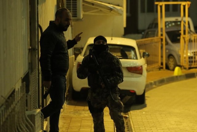 En la imagen de archivo, miembros de las fuerzas especiales de la Policía en una operación tras un ataque en Estambul, el 20 de enero de 2017. Las autoridades turcas detuvieron el miércoles a 35 presuntos miembros del Estado Islámico en redadas en Estambul, según la cadena Haberturk. REUTERS/Huseyin Aldemir