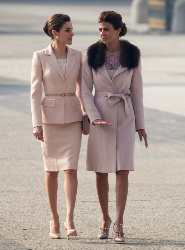 Spain's Queen Letizia (L) and Argentina's first lady Juliana Awada talk during the welcoming ceremony at Royal Palace in Madrid, Spain February 22, 2017. REUTERS/Sergio Perez