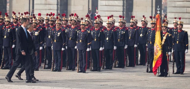 Argentina's President Mauricio Macri and Spain's King Felipe (L) review honour troops during the welcoming ceremony at Royal Palace in Madrid, Spain February 22, 2017. REUTERS/Sergio Perez