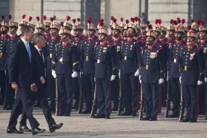 Los reyes de España reciben a Macri con una solemne ceremonia en el Palacio Real (fotos)