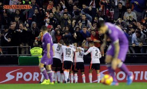 El Valencia impide al Real Madrid abrir brecha en la Liga