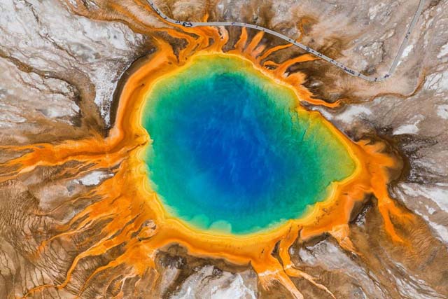 Gran Fuente Prismática, Wyoming, Estados Unidos El hermoso lago termal, en el Parque Nacional Yellowstone, obtiene sus colores de una bacteria que habita en el agua caliente. El lago, que tiene unos 110 metros, también es la tercera terma más grande del mundo.