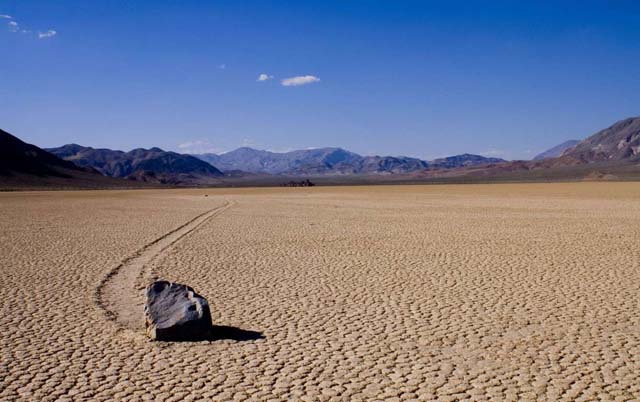 Racetrack Playa, California, Estados Unidos El pintoresco lago seco en el Parque Nacional de Death Valley es famoso por el extraño fenómeno geográfico de las piedras deslizantes. A la vista, parece que las piedras se mueven solas, y van dejando una marca. Luego de años de investigación, se descubrió que el desplazamiento se debe a la formación de placas de hielo debajo de las rocas en noches frías. Si ben tienen pocos milímetros de grosor, las placas se mueven por el viento y mueven las fotas a una velocidad de hasta cinco metros por minuto.