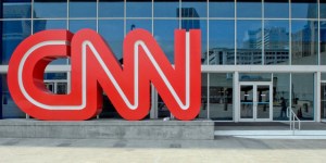 CNN demandará a la Casa Blanca por revocar la credencial a su reportero Jim Acosta