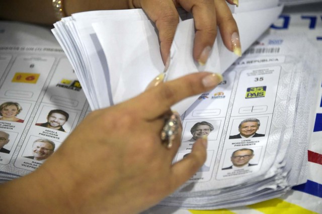 A member of the National Electoral Council counts votes in Quito on February 21, 2017.  The delay in the release of the results of Sunday's elections generated impatience among opponents to Ecuadorean President Rafael Correa. / AFP PHOTO / RODRIGO BUENDIA