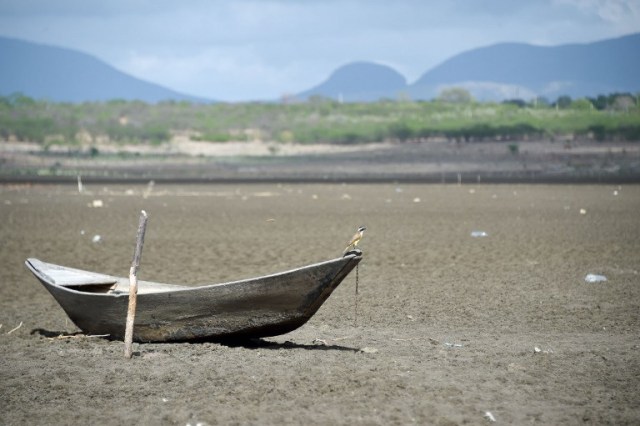 A boat is seen at the dry Cedro reservoir in Quixada, Ceara State, on February 8, 2017. The situation of Brazil's oldest reservoir sumps up the devastiting effects -human and environmental- of the worst drought of the century in the northeast of the country. / AFP PHOTO / EVARISTO SA / TO GO WITH AFP STORY BY CAROLA SOLE