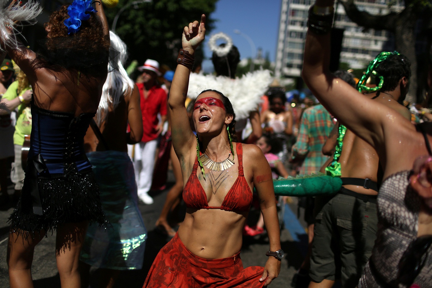 El Carnaval llega a Río para desafiar la crisis con samba y humor