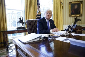 Trump habla de paz con el palestino Abás y le invita a la Casa Blanca