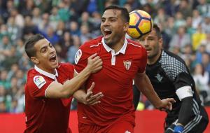 El Sevilla se pone colíder con el Real Madrid tras remontar ante el Betis