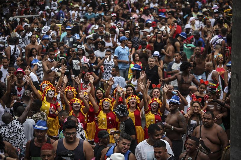 Brasileños desatan frenesí del carnaval callejero previo a desfiles en Río