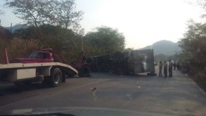 Volcamiento de gandola en la autopista Lara-Zulia dejó dos heridos