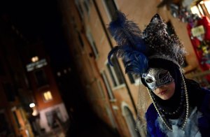 Venecia refuerza la seguridad durante el carnaval, retiene a una italiana vestida con burka