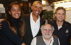 Obama asiste con su hija mayor a representación en Broadway “The Price”