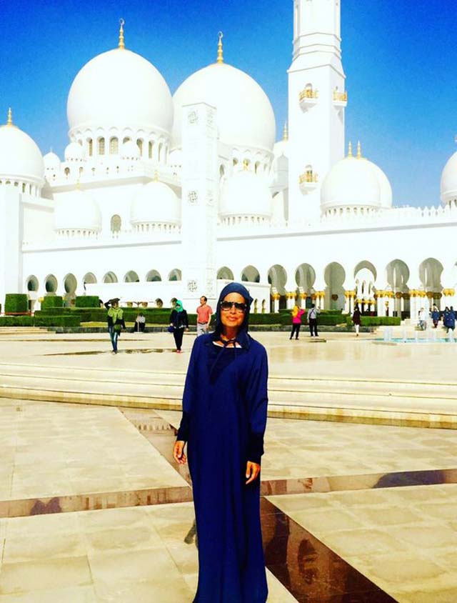 La mezquita Sheikh Zayed, ubicada en Abu Dhabi, es la más grande de los Emiratos Árabes con 20 mil metros cuadrados