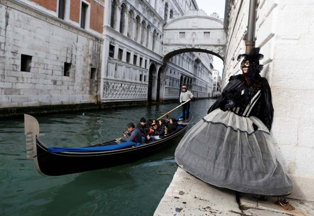 A masked reveller poses during the Venice Carnival in Venice, Italy February 12, 2017. REUTERS/Tony Gentile