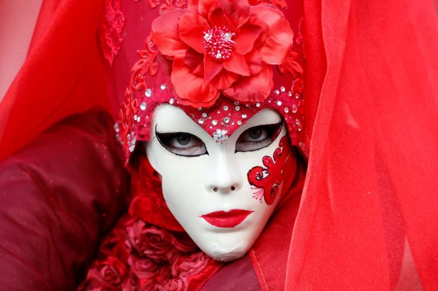 A masked reveller poses during the Venice Carnival in Venice, Italy February 12, 2017. REUTERS/Tony Gentile