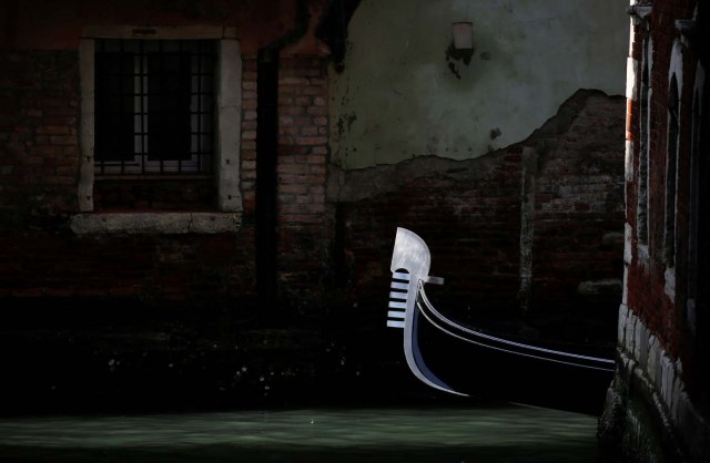 A gondola makes its way through a channel in downtown Venice, Italy February 18, 2017. REUTERS/Alessandro Bianchi