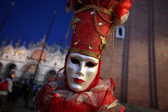 Masked reveller poses during the Venice Carnival in Venice, Italy February 18, 2017. REUTERS/Fabrizio Bensch