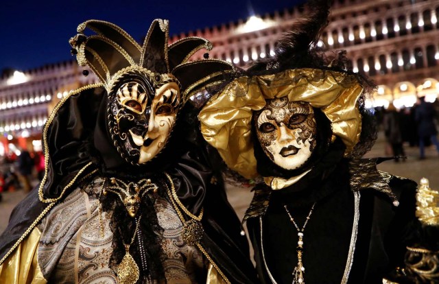 Masked revellers pose during the Venice Carnival in Venice, Italy February 18, 2017. REUTERS/Fabrizio Bensch