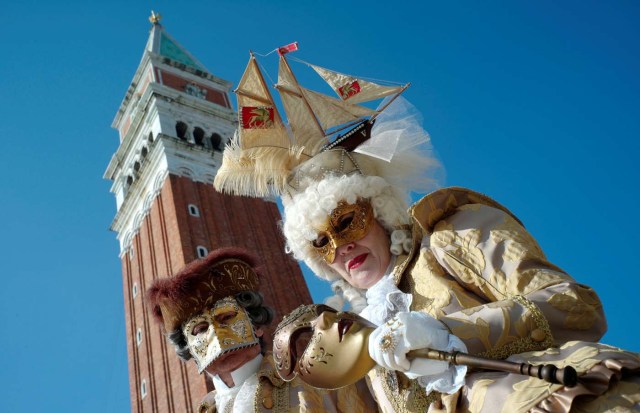 Masked revellers pose during the Venice Carnival in Venice, Italy February 20, 2017. REUTERS/Fabrizio Bensch