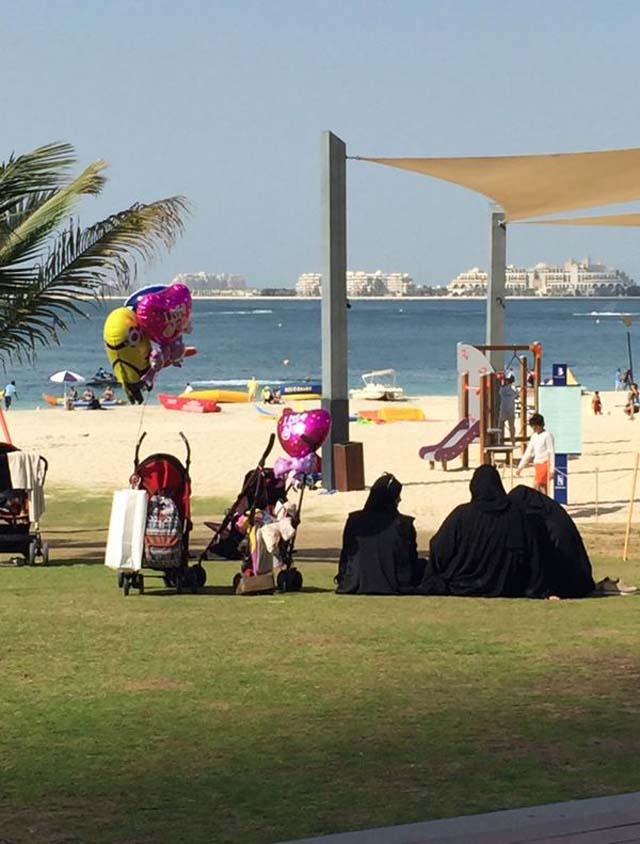 En una plaza costera, la mujeres enfundadas en burkas ortodoxos  y el globo de la película pochoclera de los Minions anudados en los cochecitos. Los contrastes de Dubai