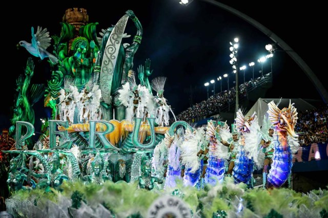 Integrantes de la escuela de samba del Grupo Especial Unidos do Peruche participan hoy, sábado 25 de febrero de 2017, en la celebración del carnaval en el sambódromo de Anhembí en Sao Paulo (Brasil). EFE/FERNANDO BIZERRA JR