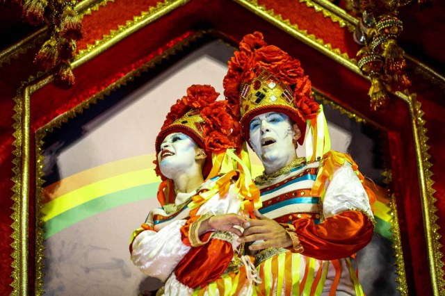 Integrantes de la escuela de samba del Grupo Especial Dragoes da Real participan hoy, sábado 25 de febrero de 2017, en la celebración del carnaval en el sambódromo de Anhembí en Sao Paulo (Brasil). EFE/FERNANDO BIZERRA JR