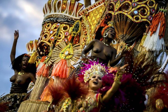Integrantes de la escuela de samba del Grupo Especial Nene de Vila Matilde hoy, domingo 26 de febrero de 2017, en la celebración del carnaval en el sambódromo de Anhembí en Sao Paulo (Brasil). EFE/Fernando Bizerra Jr