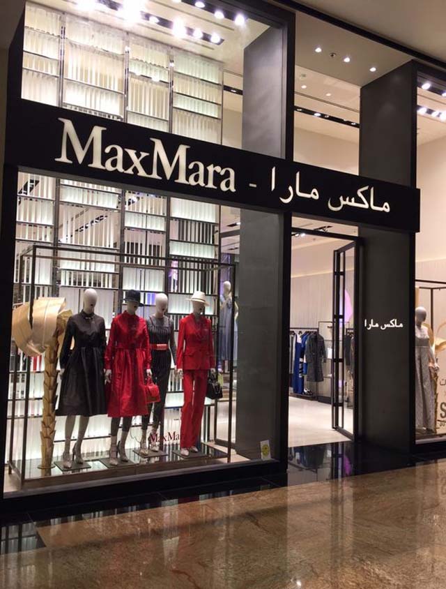 Dubai posee los shoppings más grandes del mundo. Aquí la tienda de MaxMara con marquesina en idioma árabe. Ninguna gran marca de lujo evitó desembarcar en Dubai