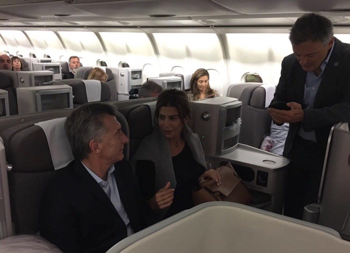 @mauriciomacri ida y vuelta a España en vuelo comercial ¿Quiénes son los oligarcas? (fotos)