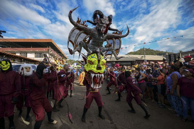 Revellers dance in the carnival parade in the mining village of El Callao, Bolivar state, southeastern Venezuela on February 27, 2017. El Callao's carnival was recently named Unesco's Intangible Cultural Heritage of Humanity. / AFP PHOTO / JUAN BARRETO / TO GO WITH AFP STORY BY ISABEL SANCHEZ