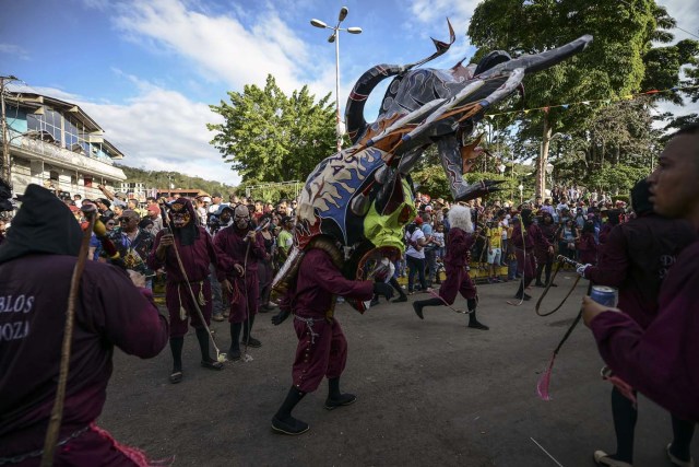 Revellers dance in the carnival parade in the mining village of El Callao, Bolivar state, southeastern Venezuela on February 27, 2017. El Callao's carnival was recently named Unesco's Intangible Cultural Heritage of Humanity. / AFP PHOTO / JUAN BARRETO / TO GO WITH AFP STORY BY ISABEL SANCHEZ