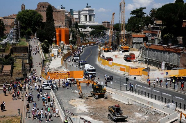 2016-07-01T144438Z_2055062597_D1BETNBYUWAB_RTRMADP_3_ITALY-ART-COLOSSEUM