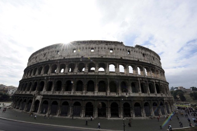 COL05 ROMA (ITALIA), 14/10/2010. Vista del exterior del Coliseo de Roma (Italia), el jueves 14 de octubre de 2010. El Coliseo de Roma, símbolo de la capital italiana y uno de los monumentos más visitados del mundo, abrirá al público desde mañana y por primera vez en la historia las galerías subterráneas donde gladiadores y animales se preparaban antes del espectáculo, y su tercer nivel o anillo, cerrado desde los años setenta, después de los trabajos de restauración llevados a cabo en los últimos meses. EFE/Ettore Ferrari