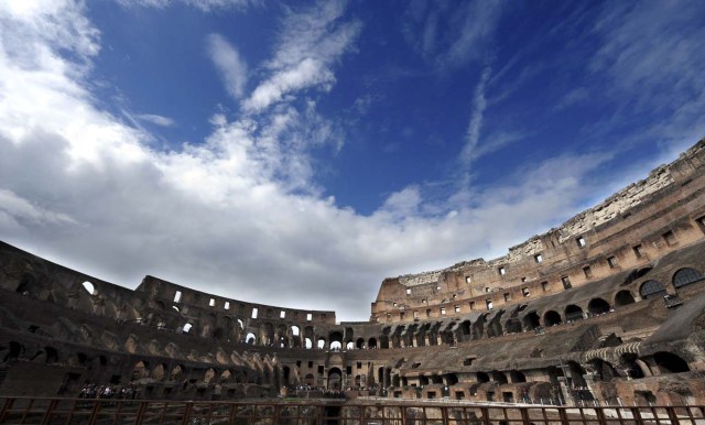 COL16 ROMA (ITALIA), 14/10/2010. Vista del interior del Coliseo de Roma (Italia), el jueves 14 de octubre de 2010. El Coliseo de Roma, símbolo de la capital italiana y uno de los monumentos más visitados del mundo, abrirá al público desde mañana y por primera vez en la historia las galerías subterráneas donde gladiadores y animales se preparaban antes del espectáculo, y su tercer nivel o anillo, cerrado desde los años setenta, después de los trabajos de restauración llevados a cabo en los últimos meses. EFE/Ettore Ferrari