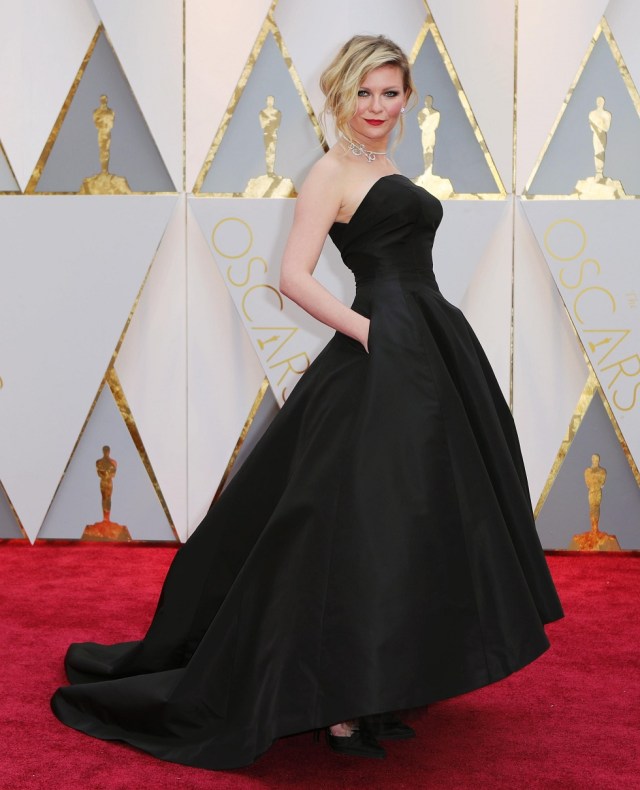 89th Academy Awards - Oscars Red Carpet Arrivals - Hollywood, California, U.S. - 26/02/17 - Kirsten Dunst wearing Dior Haute Couture poses on the red carpet. REUTERS/Mike Blake